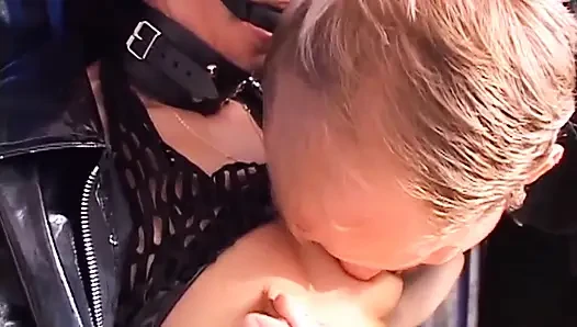 Büyük memeli kızıl saçlı orta yaşlı seksi kadın kıskaçlara boyun eğiyor ve kırpıyor