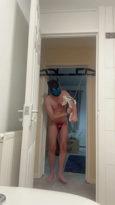 Barfiks çubuğundan asılı wedgie
