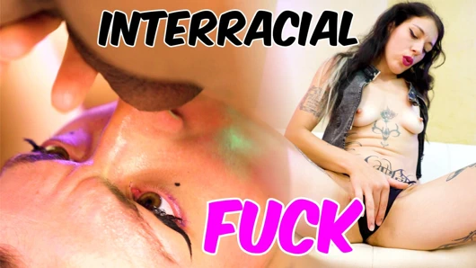 Сексуальная итальянская телочка наслаждается двумя и дико сквиртует