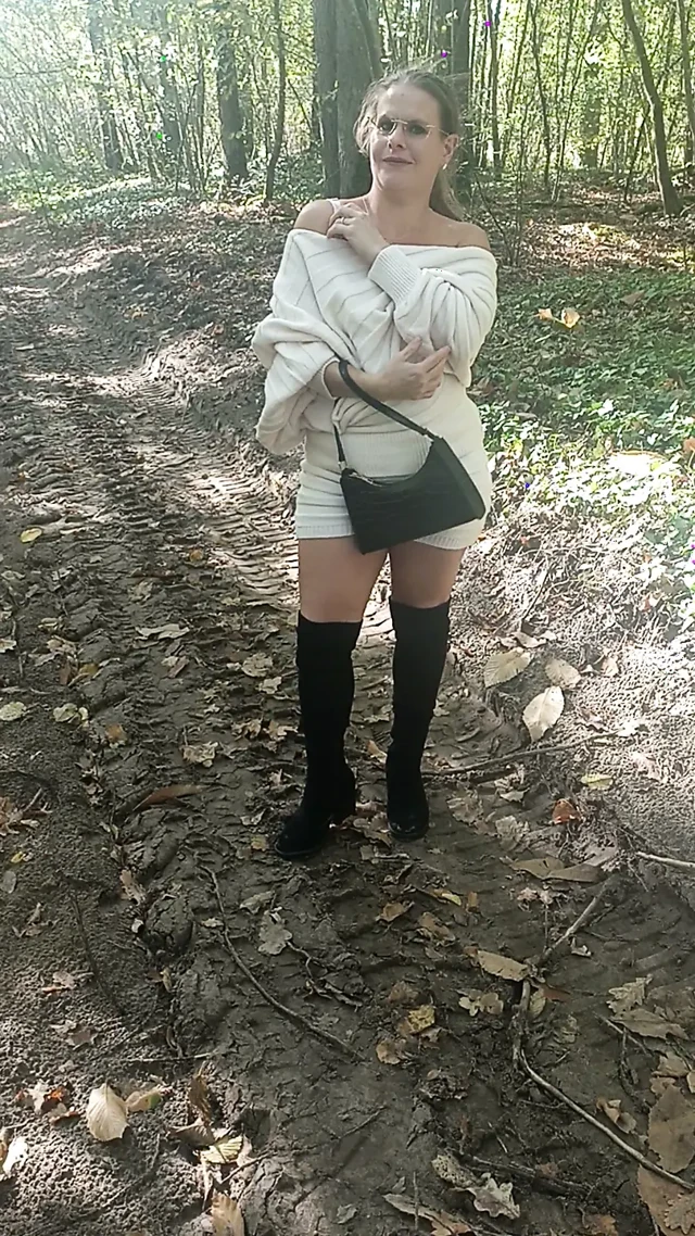 Ahşaptaki Slut Jade, voyeur'un önünde gösteriş yapıyor
