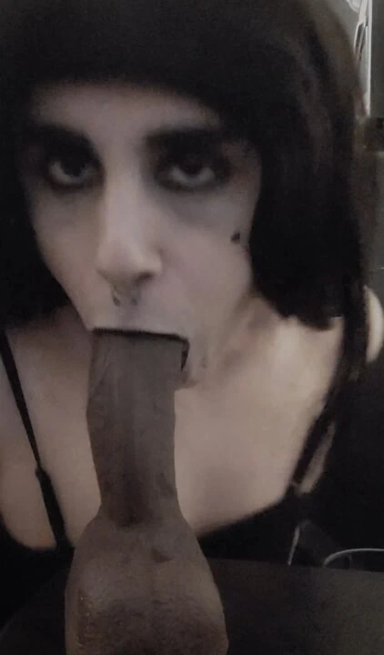 Gotik femboy ıslak dildo oral seks