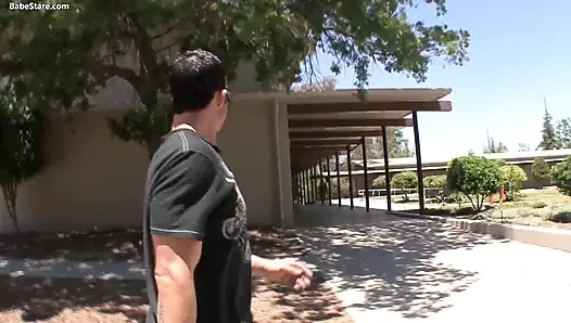 Azgın sarışın erkeğine harika bir sakso çekiyor