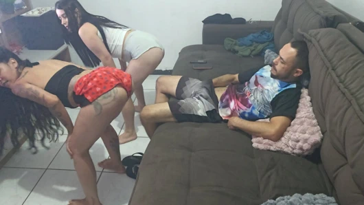 Evli kadın kocasından arkadaşıyla dans etmesini filme çekmesini istiyor, bu da onu ereksiyon yapıyor