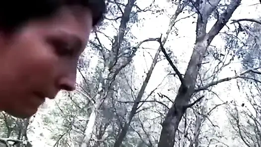 Anna ile açık havada üçlü seks