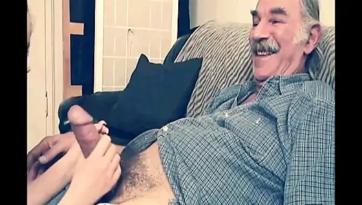 Büyük yaraklı yaşlı adam ateşli genç fahişeyi sikiyor