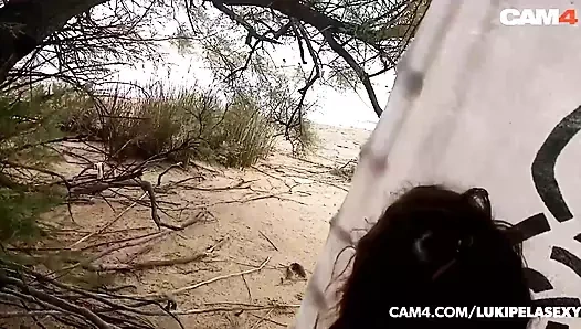 Azgın hippi sürtük açık havada sikiliyor ve yalanıyor