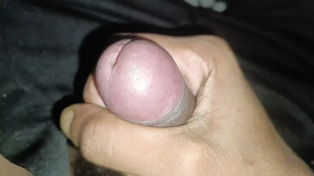 Genç çocuk gece mastürbasyon yaparken boşalıyor