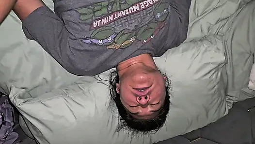 Adalı kız oda arkadaşı tarafından uyandırılıp dölleniyor