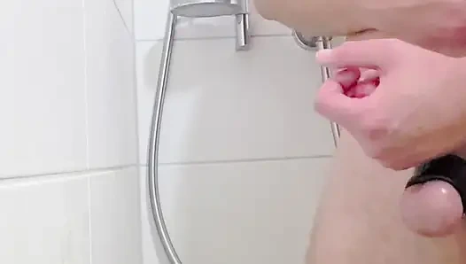 Küçük yarak duşta iki kez boşalıyor