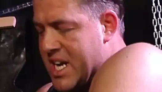 Siyah saçlı güzel bir alman hatun iki dudes tarafından memnun olur