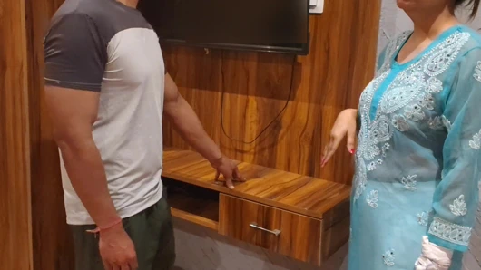 Mühendis televizyonu tamir etmeye geldi.