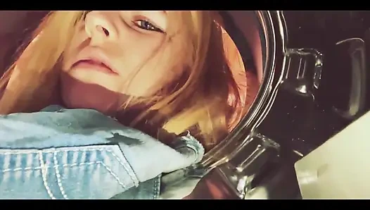 Üvey kız kardeşim çamaşır makinesine sıkıştı ve ona büyük yarağımla yardım etmeye karar verdim