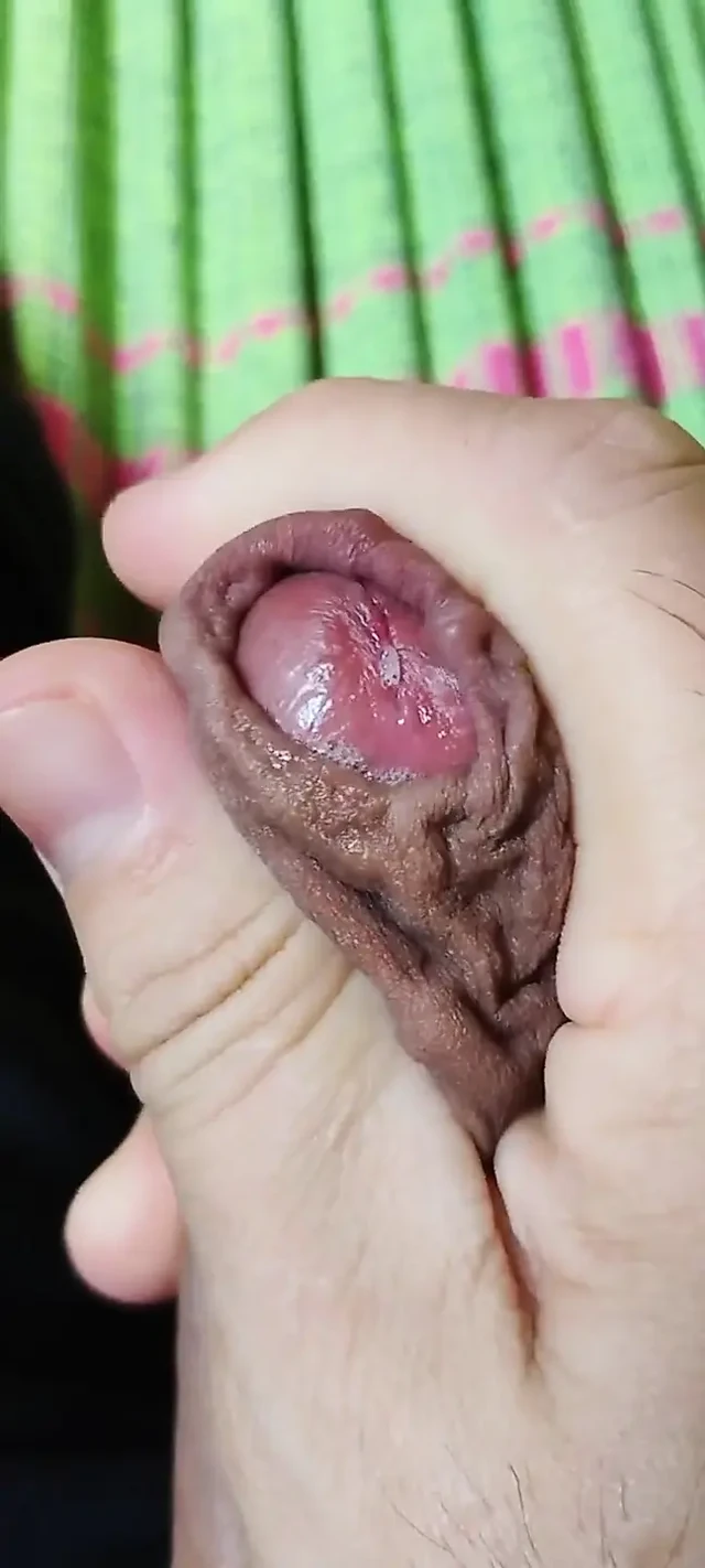 Мужчина массирует свой член