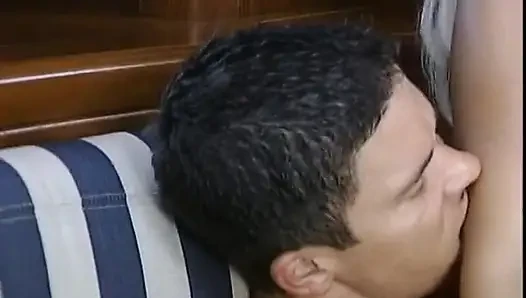 Büyük memeli sarışın teknede sikiliyor ve ağzına boşalıyor