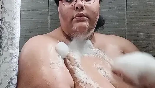 Güzel ve rahatlatıcı bir köpük banyosu yapıyor!