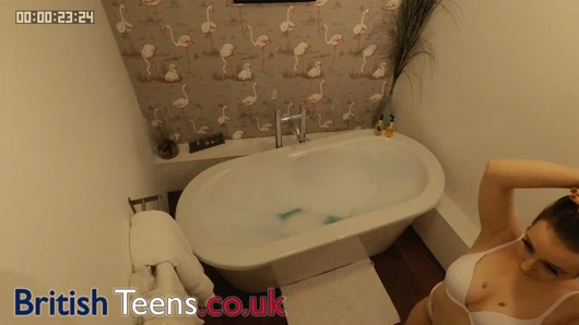 Yaramaz genç kız banyoda gözetleniyor