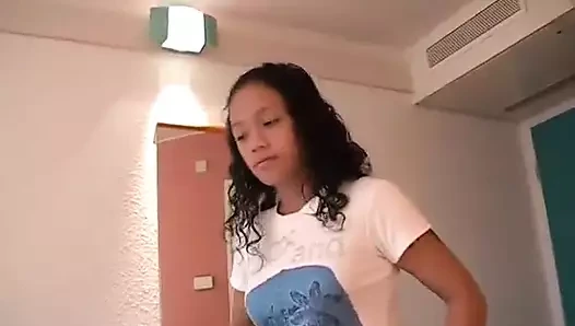 Taylandlı kız Maya flüt oynayabilir