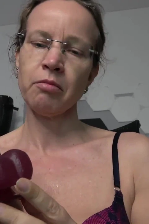 Burada iyi bir sissy gibi üflemeyi öğreneceksin!