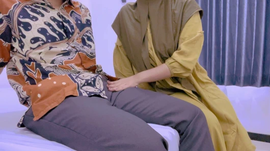 Otelde aldatan tesettürlü öğretim görevlisi ve ceo sürekli sallayarak vibratörle doruğa çıkarıyor