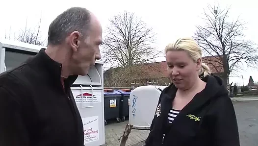 Kısa saçlı iri güzel kadın sakso çekiyor ve