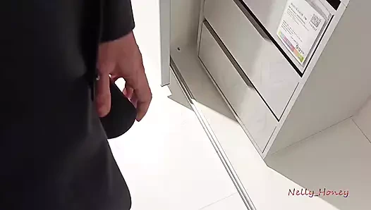 Mobilya mağazasında bir satıcı tarafından tanındım ve onun yarağıyla oynadım