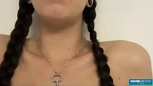 Küçük memeli Lydia arkadan güzel ve derin bir sikişiyor