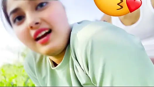 Hintli köylü kız açık havada erkek arkadaşıyla sikişiyor, ormanda büyük göğüsler güzel kız sikişiyor