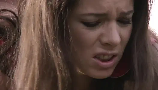 Büyük memeli genç kız açık havada götten sikiliyor