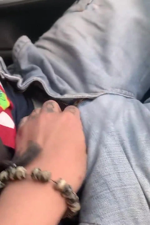 Yaramaz dövmeli dreadhot derin oral seks. Yoğun yüz sikişi