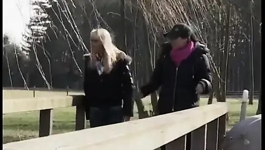 Sarışın, utangaç ve kötü bir kız arkadaşı tarafından iki sert eşlik tarafından açık