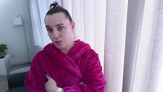 Orta yaşlı seksi kadın azgın ev sahibine kirayı ödemek için özel bir anlaşma sunuyor
