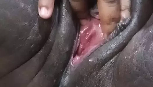 Evli kadın küçük salatalık ile eğleniyor ..