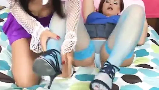 May-Lin Lanna'nın ayaklarını yalıyor