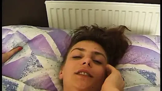 Esmer Vixen sikiliyor ve bakış açısıyla karnına boşalıyor