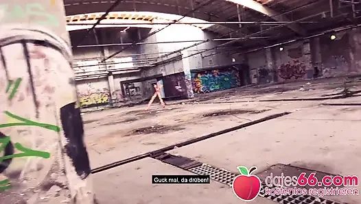 Büyük doğal memeler Candy Alexa Berlin havaalanında sikiliyor