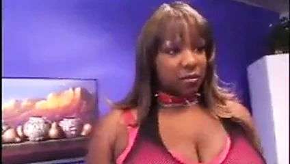 Shawty büyük bir kıçına sahip 16 kristal berraklığında