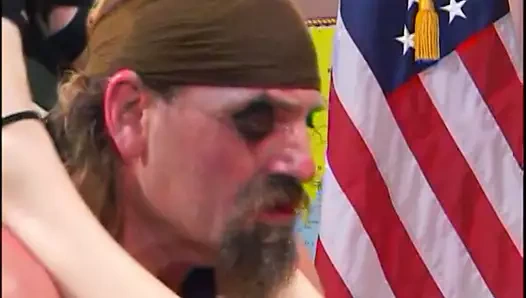 Koca sikli adam sert yarağıyla sıska sarışın'ın yüzünü ve amını sikiyor