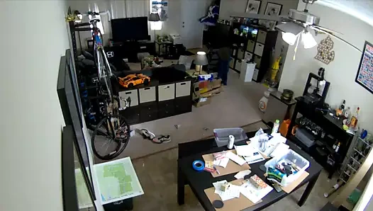 sissy fırfırlı hizmetçi balo dairesinde tökezler