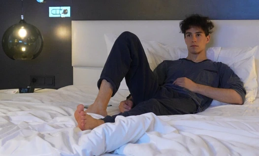 Twink otel odasında tek başına