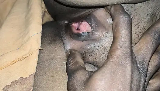 Pooja apne dewar ke sath kha rahi thi mall chudai desi bhabhi