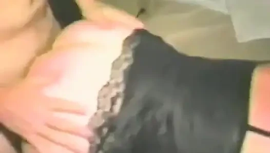 Bir sarışın bol miktarda yarak emiyor ve sonra dildo alıyor
