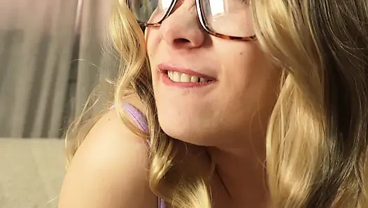 Sarışın gözlüklü üvey kız kardeş osuruyor çünkü karnı acıtıyor, bu yüzden osuruyor ve sonra külotuyla deve toynağı amcık yapıyor ve mastürbasyon yapıyor