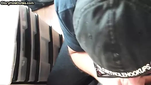 Ev yapımı duvar deliği dilf evinde emiyor ve sikiyor