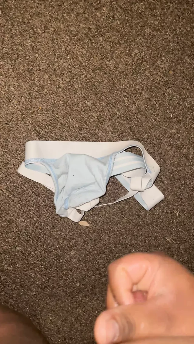 siyah cub cums üzerinde jockstrap