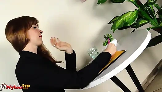 Irina ayakkabılarına işiyor