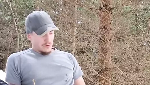 Yakışıklı adam kış ormanında açık havada