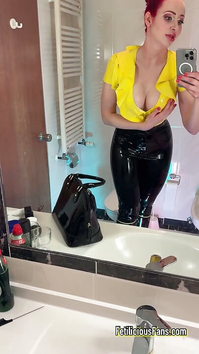 Bayan Fetilicious lateks içinde akşam yemeği için dışarı çıkıyor