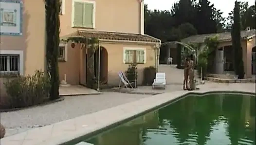 Lezbiyenler amcık yalıyor büyük yarak emiyor bahçede sikişiyor