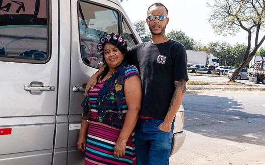 Aşırı şişman olgun anal araba sürerken sikiliyor