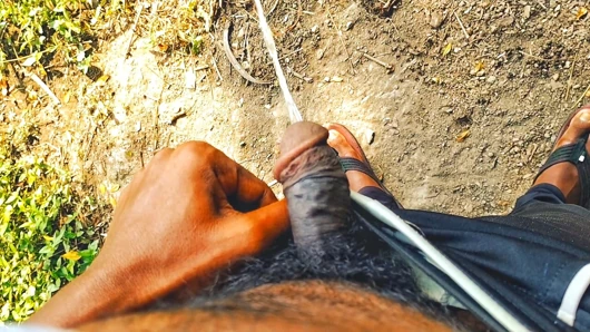 Kıllı siyah Hintli yarak açık havada işiyor.